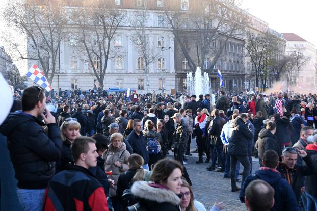 Zagreb: Okupljanje prosvjednika protiv COVID potvrda na Trgu žrtava fašizma