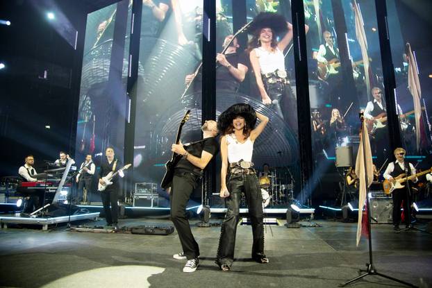 FOTO 'Pogled ispod resica': Severina ni drugi dan koncerta nije skidala svoj 'dlakavi' šešir