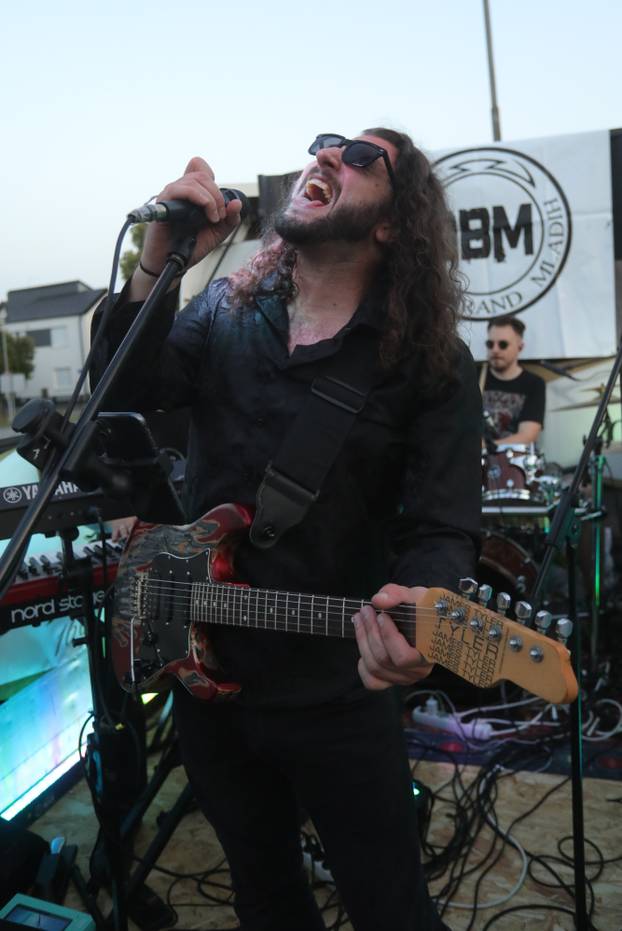 Osijek: Rock bend Echoes zabavljao Osječane na prvom pokretnom koncertu