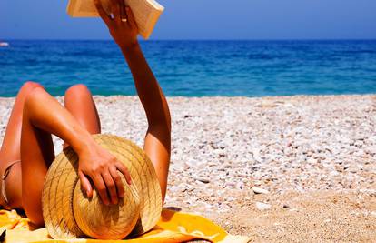 S knjigom na plažu: Top deset ljetnih knjiga do 40 kuna! 