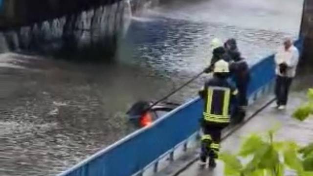 VIDEO Automobil zapeo u vodi u podvožnjaku u Slavonskom brodu: Izvukli ga vatrogasci