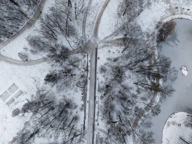 Pogled iz zraka na park Maksimir i njegova jezera tijekom zime