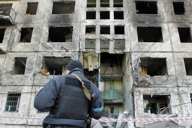 Kijev: Stanovnici napuštaju uništenu stambenu zgradu pogođenu granatom