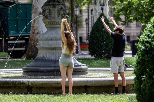 Gradska svakodnevica u centru grada na prvi dan ljeta