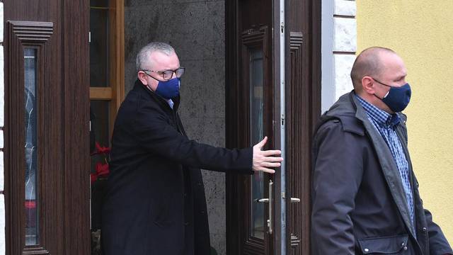 Donja Dubrava: Ministar Horvat u pratnji policije napustio kuću