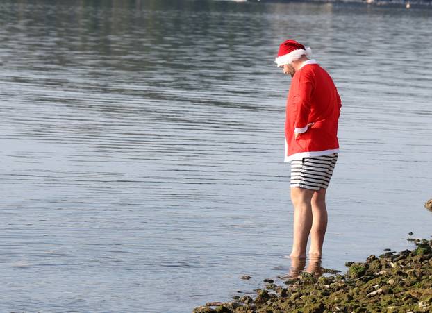 Šibenik: Tradicionalno novogodišnje kupanje na gradskoj plaži Banj