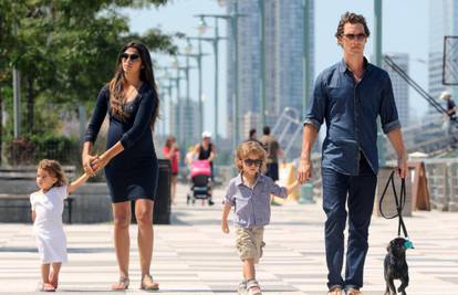 Kao u reklami: Velika, sretna obitelj McConaughey u šetnji