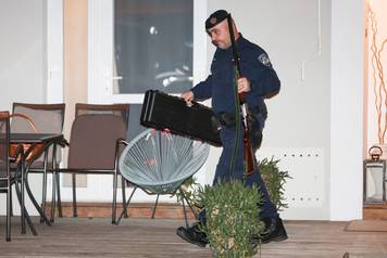 Zagreb: Iz kuće Andrije Mikulića za vrijeme pretresa policija iznosi razne predmete