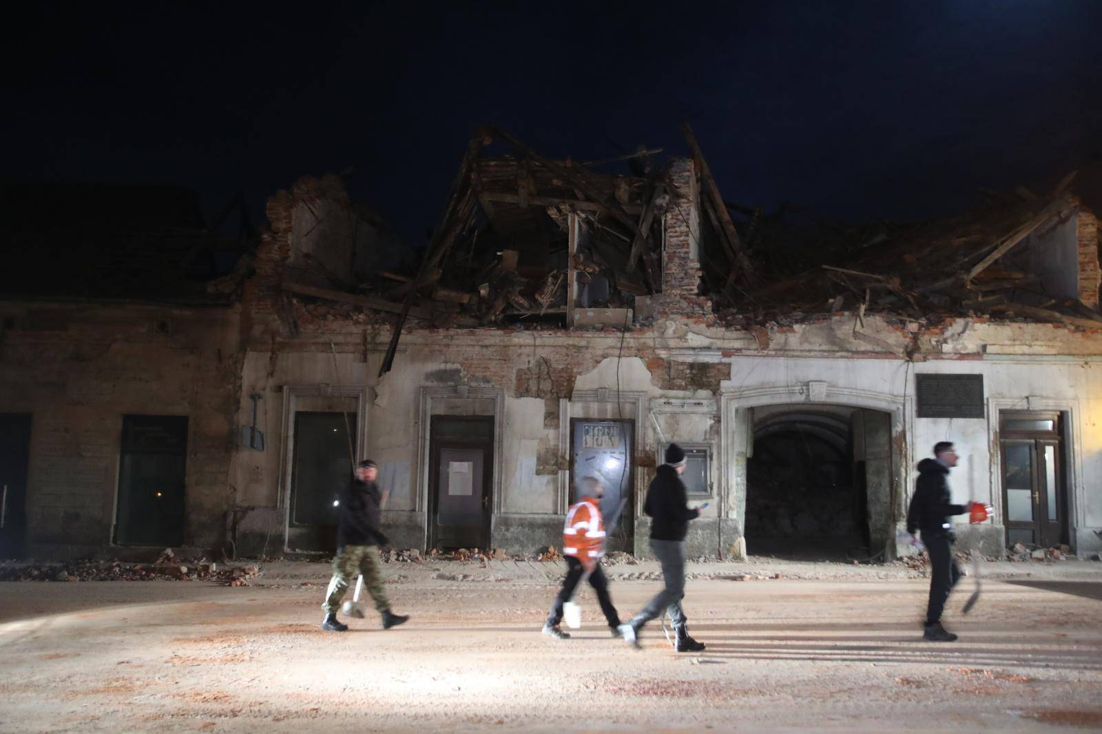 Puste ulice Petrinje u noći nakon što je grad razrušio potres