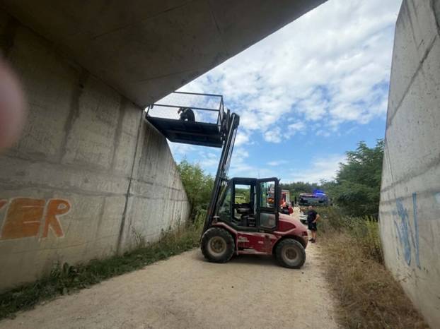 PRIZORI UŽASA Putnički vlak smrskan u sudaru s teretnim, na terenu i helikopter hitne