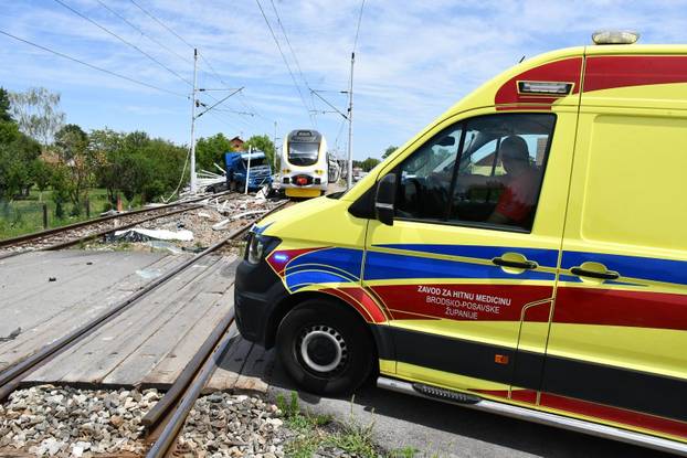 VIDEO Vozač kamiona preminuo nakon stravične nesreće i naleta putničkog vlaka kod Sl. Broda
