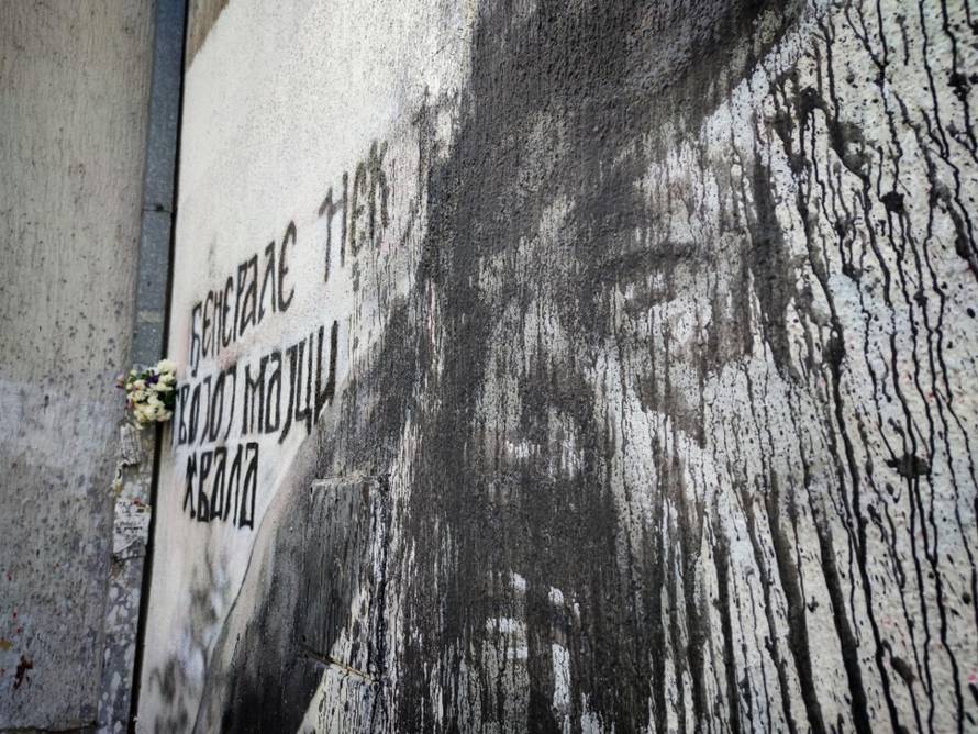 Beograd: Grupa mladića čisti crnu boju koju je netko bacio na Mladićev mural