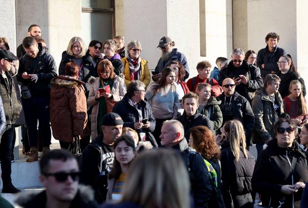 Zagreb: Okupljanje prosvjednika protiv COVID potvrda na Trgu žrtava fašizma