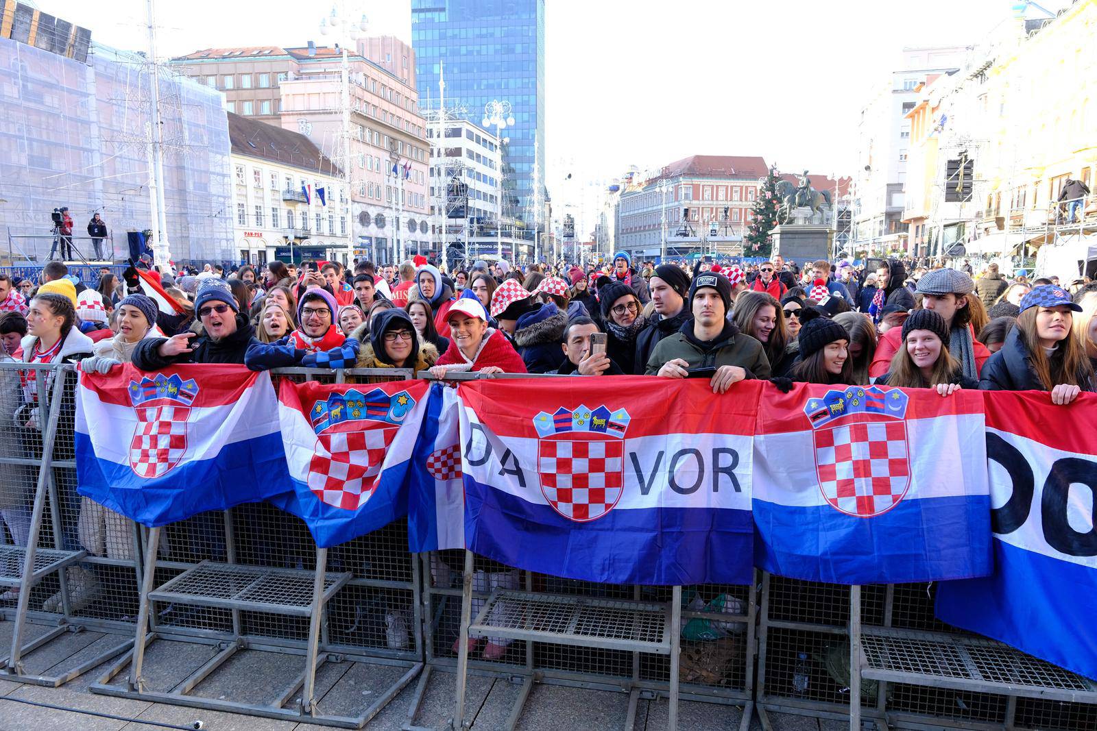 Zagreb: Najvjerniji navijači na Trgu već zauzeli mjesta za doček Vatrenih