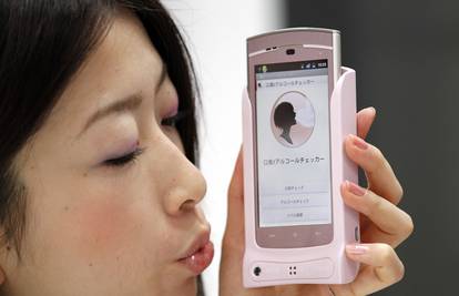 Japan: Predstavili mobitel koji osjeti loš zadah, ali i radijaciju