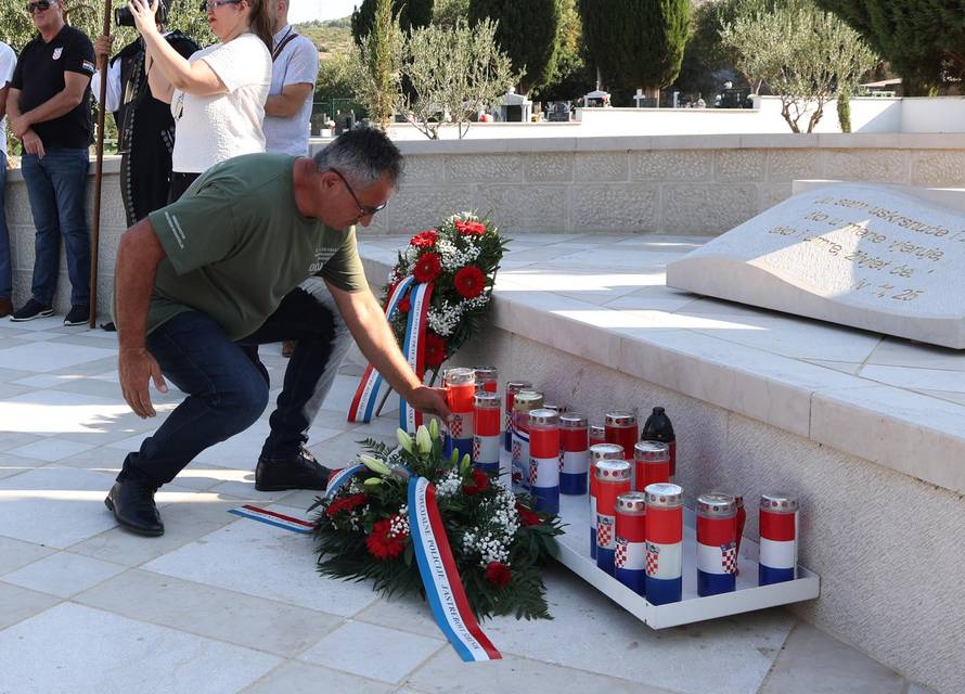 Šibenik: Položeni vijenci i zapaljene svije?e povodom obljetnice Oluje