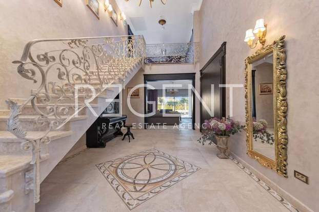 FOTO Luksuzna vila u Vodicama ima grijani bazen, saunu, biljar, jacuzzi... I cijena je 'raskošna'