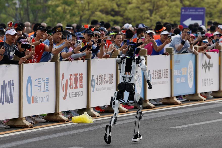 Od spoticanja do sprinteva: Kineski humanoidni roboti nadma&scaron;ili su ljude u polumaratonu u Pekingu