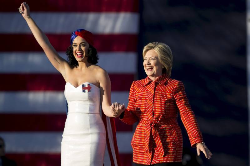 Democratic presidential candidate Hillary Clinton arrives with singer Katy Perry during a campaign rally in Des Moines, Iowa