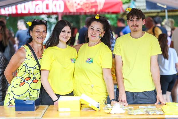 Čabar: Utrka 1600 gumenih patkica