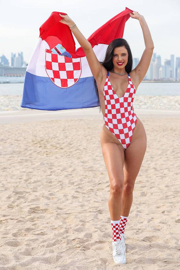 ARHIVA - Ivana Knoll pozirala u kockastom kupaćem kostimu na plaži Ras Abu Aboud