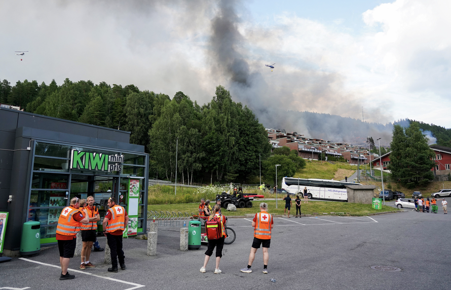 FOTO Veliki požar na jugu Norveške: Izgorjelo preko 50 kuća, stotine ljudi evakuirane