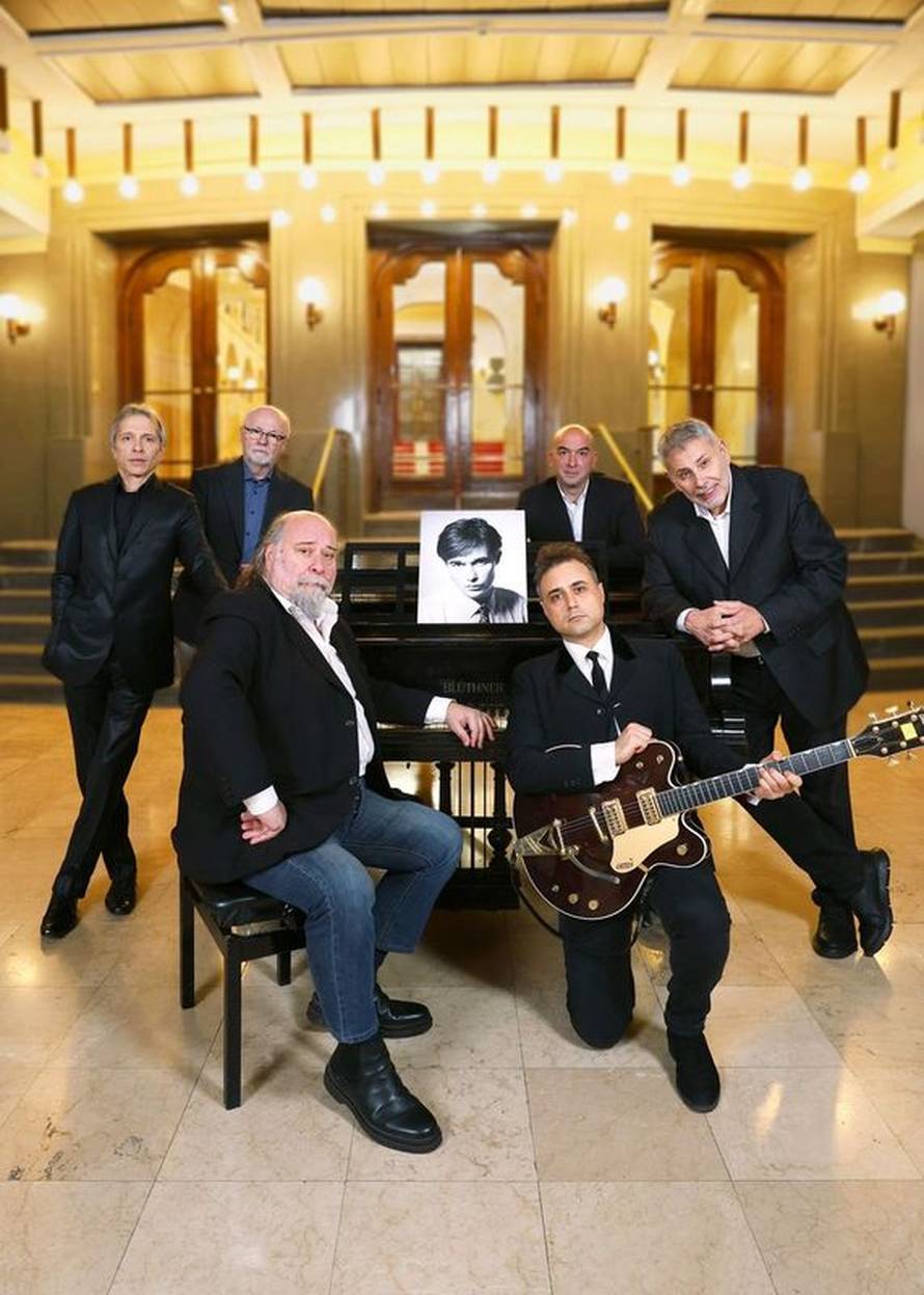 Vlada Divljan dobiva skulpturu!