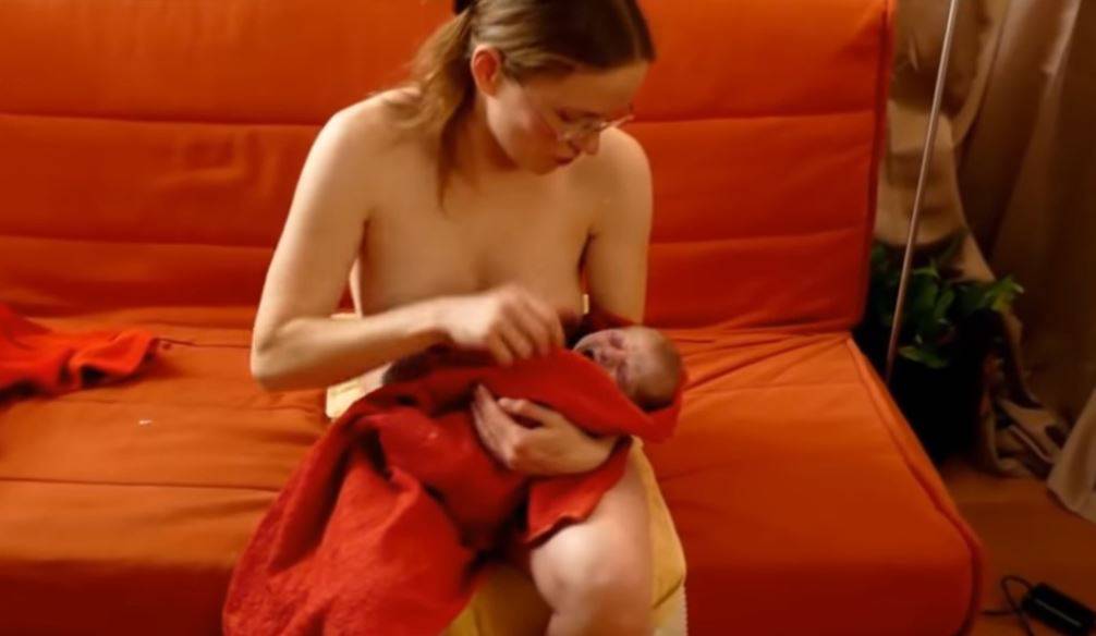 Objavili video mame kako rađa stojećki i to svoje peto dijete