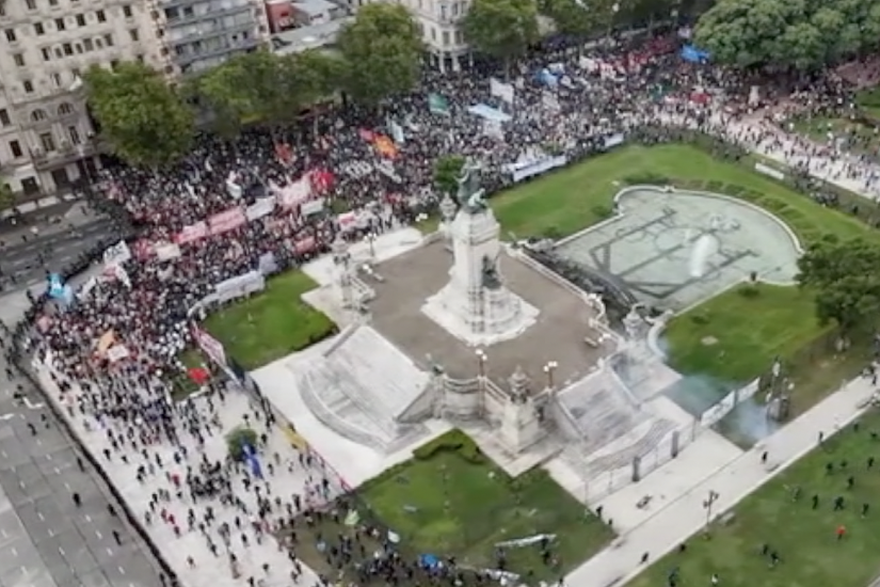 Marš umirovljenika u Argentini završava suzavcem, vodenim topovima