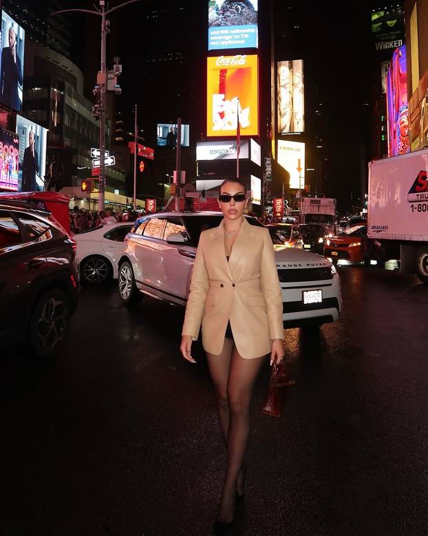 Georgina, pa gdje su ti hlačice? Atraktivna manekenka mamila je poglede ulicama New Yorka...