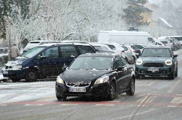 Snijeg zabijelio ulice u Sisku