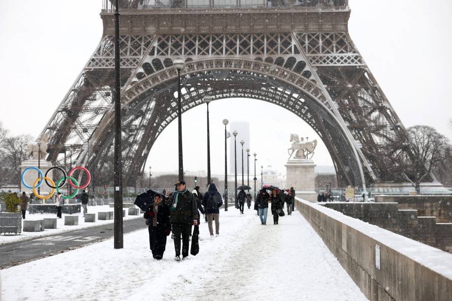 Snow and freezing temperatures in Paris