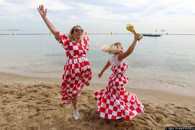 KATAR 2022: Rasplesane navijačice na plaži uoči utakmice Hrvatska - Belgija 