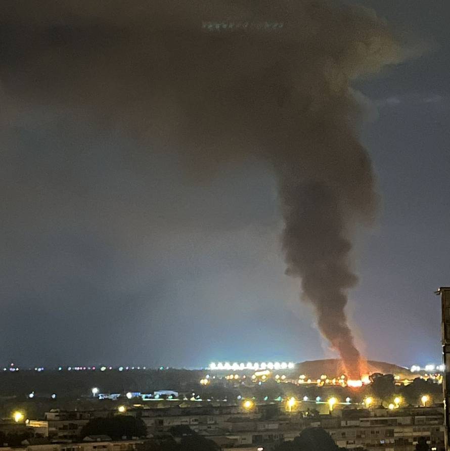 Galerija snimki i fotografija: Ovako je gorjelo na Jakuševcu! Vatru je gasilo 19 vatrogasaca