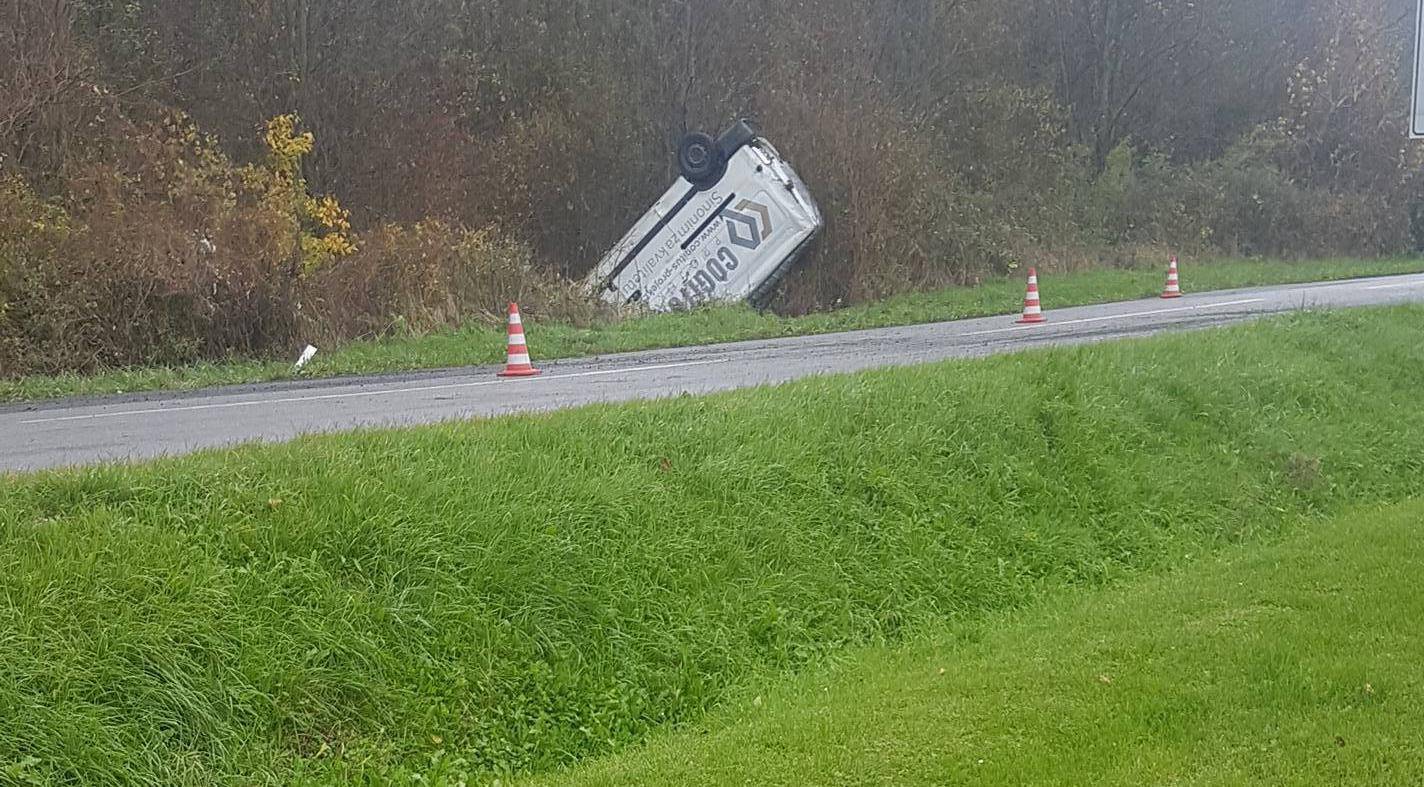 Sletjeli s ceste i prevrnuli se: Cura poginula, mladić ozlijeđen