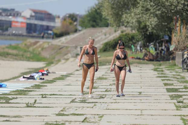 Osijek: Građani osvježenje pronašli u Dravi