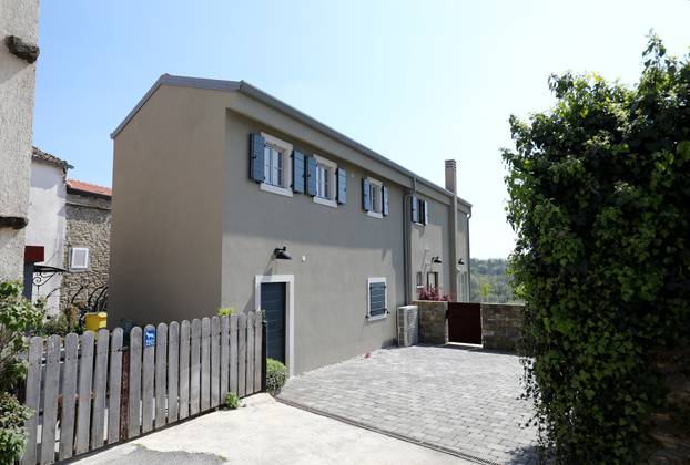 Ku&cacute;a u vlasni&scaron;tvu obitelji Kekin u Momjanu