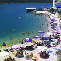 Stotine kupača odmara na plaži u Neumu, zauzeto je skoro 90% kreveta, a razmak malo tko drži