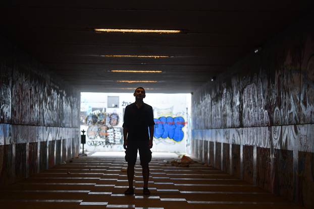 Zagreb: Performer Siniša Labrović