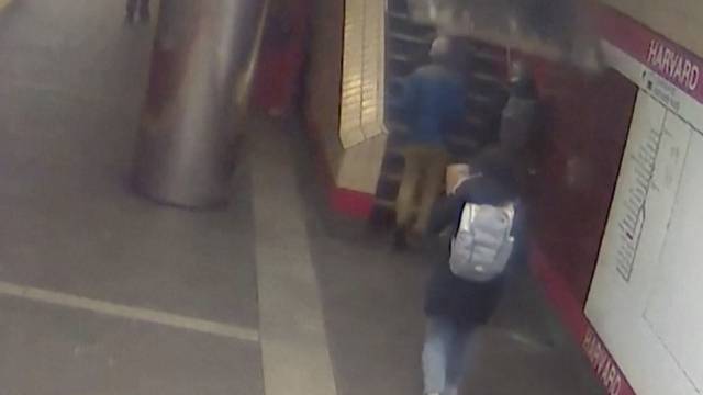 Pazi glavu: Strop podzemne željeznice srušio se pred noge putnici