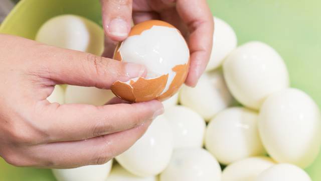 S ovim trikom guljenje  kuhanih jaja vam više neće biti problem