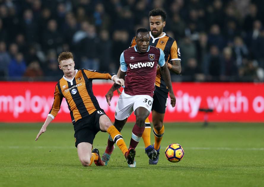 Hull City's Sam Clucas and Tom Huddlestone in action with West Ham United's Michail Antonio