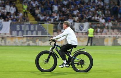 VIDEO Bolan poraz 'zmajeva' u Zenici, austrijski izbornik vozio se biciklom preko travnjaka