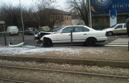 BMW-om je skrenuo  i udario u stupove tramvajske stanice