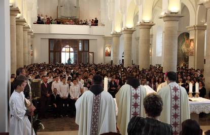 ANKETA Koliko novca smatrate da je pristojno dati za krizmu?