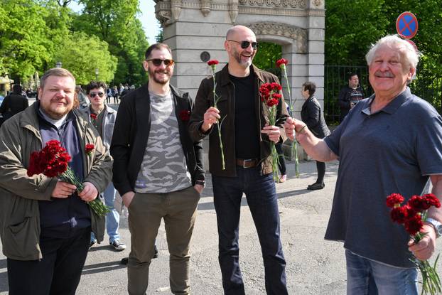 Zagreb: Račan i Klisović dijelili karanfile na ulazu u Maksimir