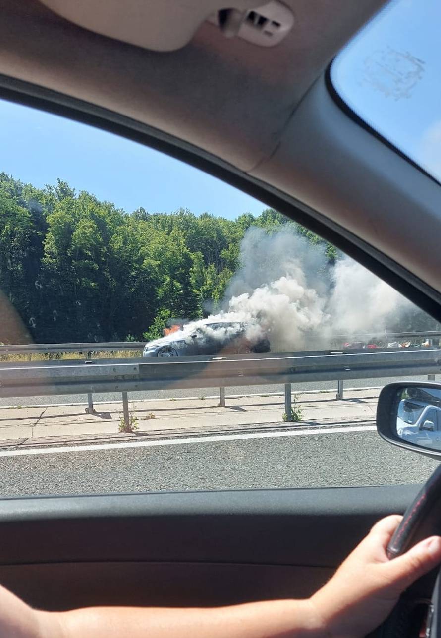VIDEO Kolone na autocesti, auto u plamenu, zapalio se u vožnji