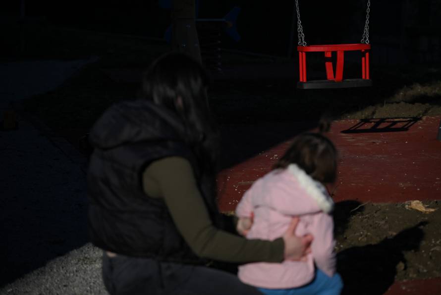 24SATA Zagreb: Reportaža s maloljetnim majkama koje žive u Nazorovoj s bebama