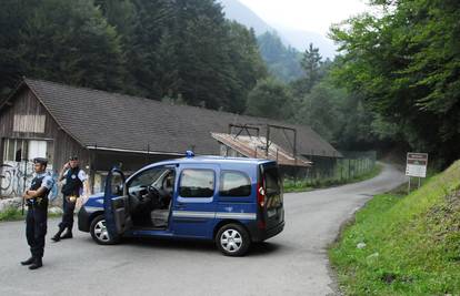 Policija našla izrešetana tijela i teško ozlijeđenu djevojčicu