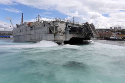 Američki ratni brod Carson City uz pratnju isplovio iz riječke luke